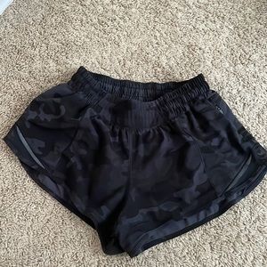 Lululemon hotty hot shorts 2.5 in in camo